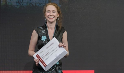 Picture of Vanessa Murphy with the Prize certificate of the LLM Best Paper Prize at the Graduation Ceremony
