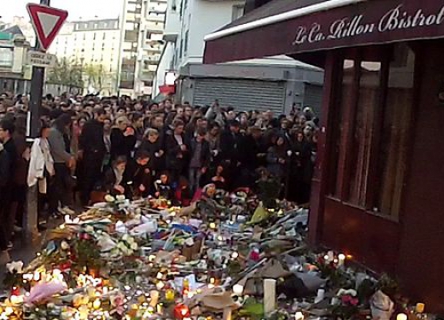 Group of people in front of café le carillon after the Paris attacks