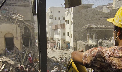 Yemen, Aden, Kreiter. A civil rescue service volunteer takes a break from pulling out trapped people and dead bodies from beneath the rubble.