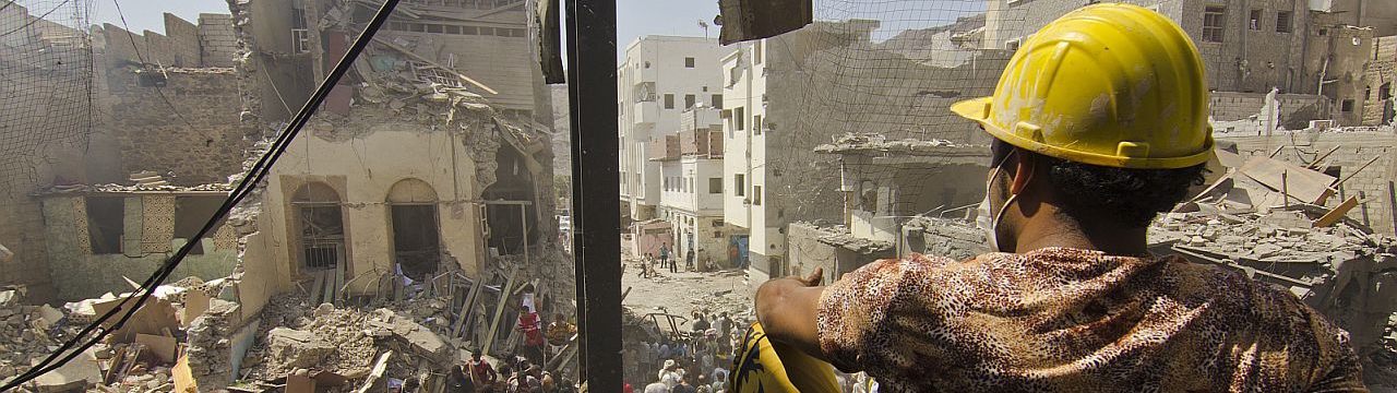 Yemen, Aden, Kreiter. A civil rescue service volunteer takes a break from pulling out trapped people and dead bodies from beneath the rubble.