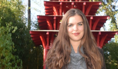 Portrait of Martina Salini in fron of the Japanese pagoda in Geneva's botanical gardens