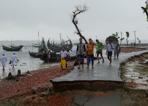 Rohingya fleeing to Bangladesh