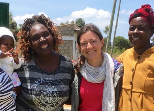 Ou Senior Research Fellow Dr Adriana Bessa with women smallholders in Kenya.