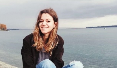 Portrait of Melina Fuidelis in front of the Geneva Lake