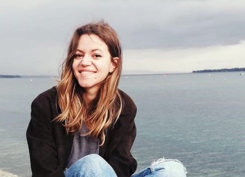 Portrait of Melina Fuidelis in front of the Geneva Lake