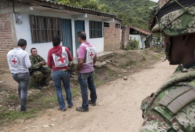 Colombia, Northern Cauca, Tacueyo. ICRC employees discussing with a soldier of the Colombian Army.