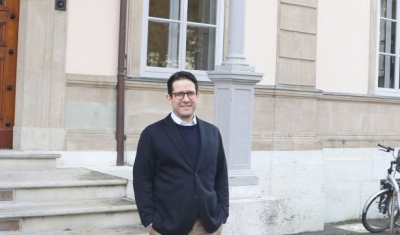 Portrait of Alexandre Arregui in front of Villa Moynier