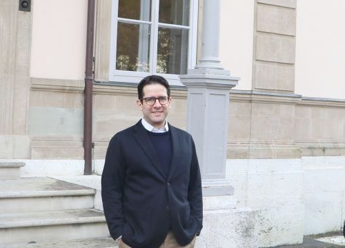 Portrait of Alexandre Arregui in front of Villa Moynier