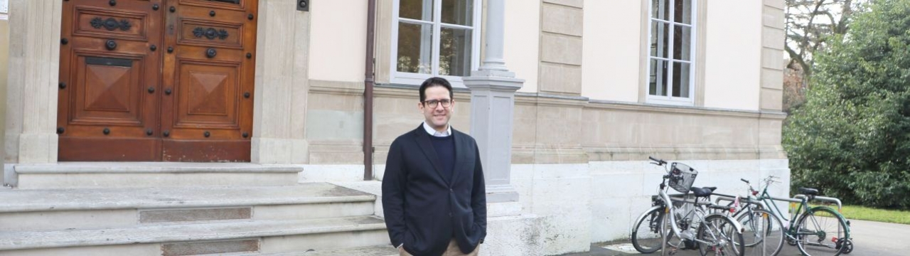 Portrait of Alexandre Arregui in front of Villa Moynier