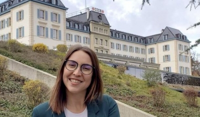 Portrait of Emilie Charpentier in front of the ICRC Headquarters