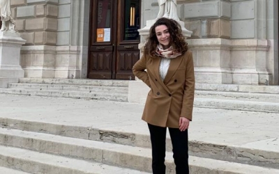 Virginia Raffaelli before the Grand Théâtre in Geneva