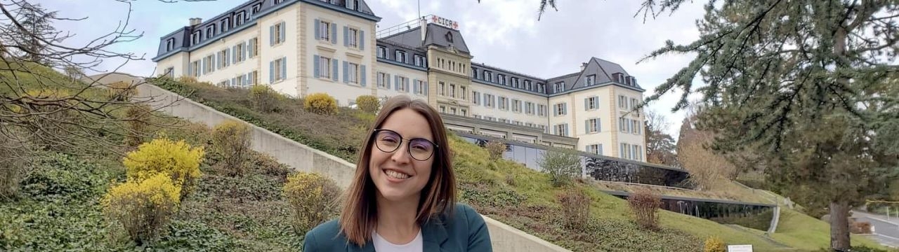 Portrait of Emilie Charpentier in front of the ICRC Headquarters