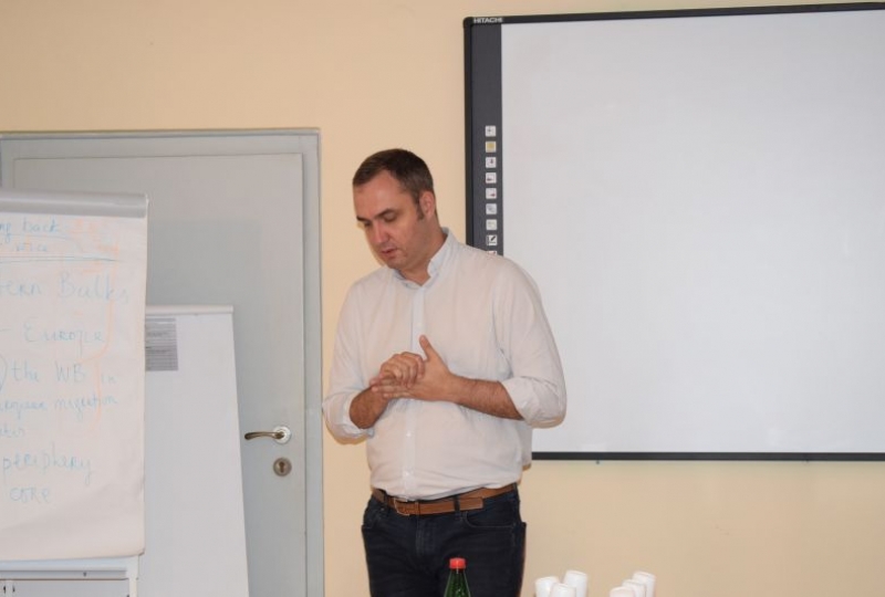 Milos Hrnjaz giving a lecture to students at the University of belgrade