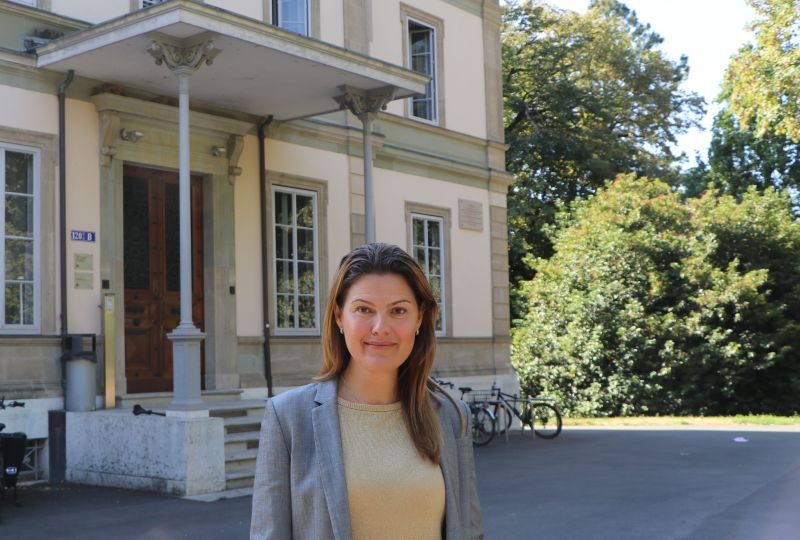  Erica Harper in front of Villa Moynier