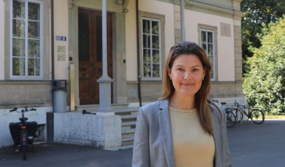 Dr Erica Harper in front of Villa Moynier