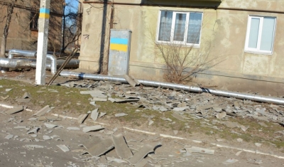 Donbass, destruction before a building