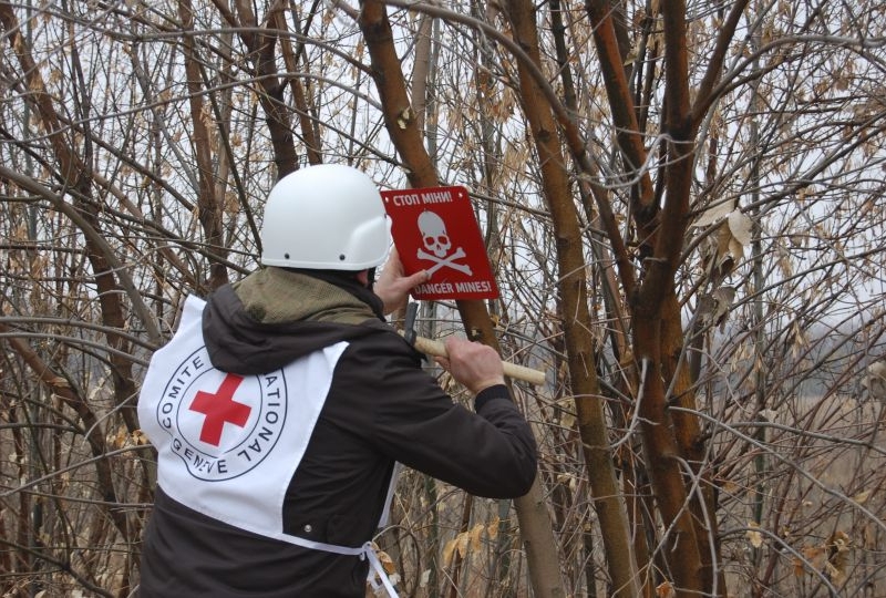 onetsk region, Berezovoye check point. An ICRC employee is installing a mine awareness sign. 