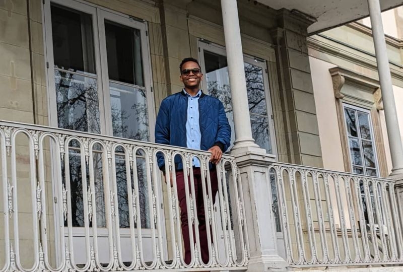 Portrait of Edward Mazinda in front of Villa Moynier