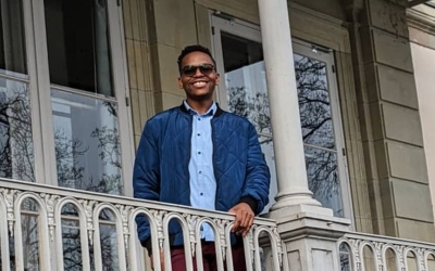 Portrait of Edward Madziwa in front of Villa Moynier