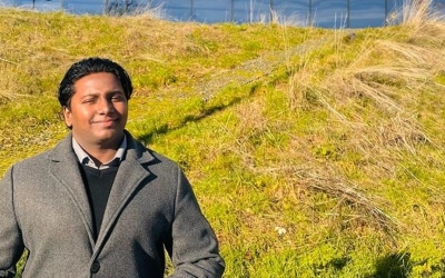 Portrait of Hiran Geeganage in front of the ICRC building