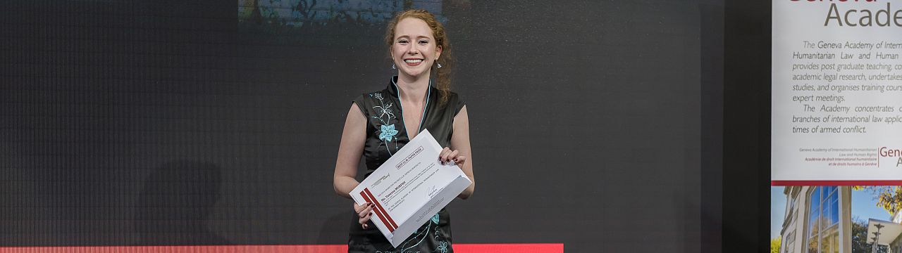 Picture of Vanessa Murphy with the Prize certificate of the LLM Best Paper Prize at the Graduation Ceremony